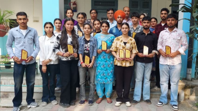 You are currently viewing ਖ਼ਾਲਸਾ ਕਾਲਜ ਵਿਖੇ ‘ਰਾਸ਼ਟਰੀ ਇੰਟਰਨੈੱਟ ਦਿਵਸ’ ਮਨਾਇਆ ਗਿਆ