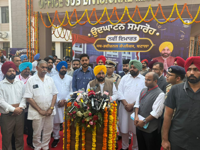 Read more about the article ਮੁੱਖ ਮੰਤਰੀ ਭਗਵੰਤ ਸਿੰਘ ਮਾਨ ਵੱਲੋਂ ਬਟਾਲਾ ਵਿੱਚ 10 ਕਰੋੜ ਦੀ ਲਾਗਤ ਨਾਲ ਬਣਿਆ ਨਵਾਂ ਤਹਿਸੀਲ ਕੰਪਲੈਕਸ ਲੋਕਾਂ ਨੂੰ ਸਮਰਪਿਤ,ਨਾਗਰਿਕਾਂ ਨੂੰ ਇੱਕੋ ਛੱਤ ਹੇਠ ਮਿਲਣਗੀਆਂ ਸਾਰੀਆਂ ਪ੍ਰਸ਼ਾਸਕੀ ਸੇਵਾਵਾਂ
