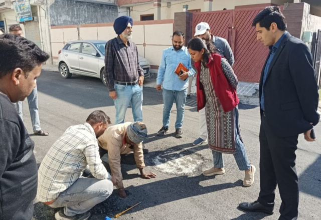 You are currently viewing ਡਿਪਟੀ ਕਮਿਸ਼ਨਰ ਆਸ਼ਿਕਾ ਜੈਨ ਨੇ ਜ਼ਿਲ੍ਹੇ ’ਚ ਸੜਕਾਂ ਦੇ ਨਿਰਮਾਣ ਕਾਰਜ ਦਾ ਕੀਤਾ ਨਿਰੀਖਣ