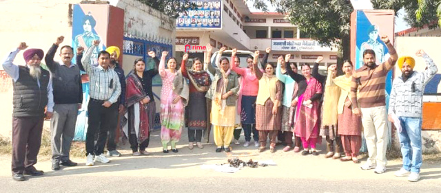 You are currently viewing ਪੁਰਾਣੀ ਪੈਨਸ਼ਨ ਬਹਾਲੀ ਦੇ ਅਧੂਰੇ ਨੋਟੀਫਿਕੇਸ਼ਨ ਦੀਆਂ ਫੂਕੀਆਂ ਗਈਆਂ ਕਾਪੀਆਂ : ਆਗੂ ਪ੍ਰਿੰਸ ਪਲਿਆਲ, ਜਸਵੀਰ ਬੋਦਲ