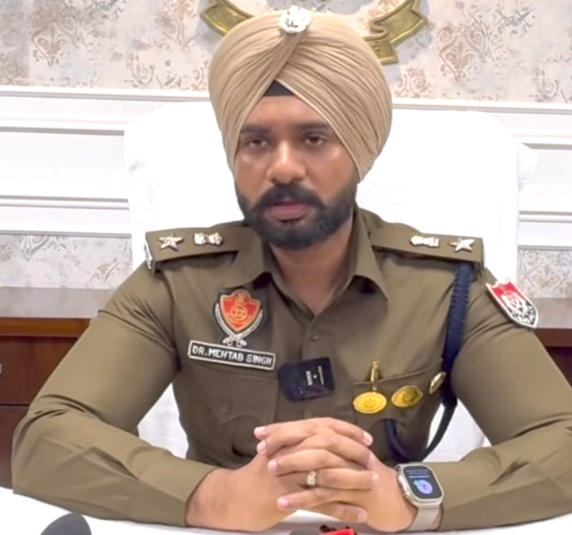 You are currently viewing ਡਾ. ਮਹਿਤਾਬ ਸਿੰਘ ਨੇ SSP ਵਜੋਂ ਚਾਰਜ ਸੰਭਾਲਿਆ, ਗੈਂਗਸਟਰਾਂ ਅਤੇ ਨਸ਼ਿਆਂ ਵਿਰੁੱਧ ਸ਼ੂਨਯ ਸਹਿਨਸ਼ੀਲਤਾ ਦਾ ਐਲਾਨ