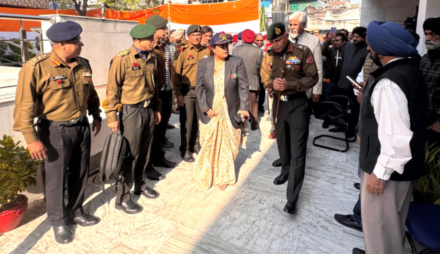 Read more about the article ਲੈਫਟੀਨੈਂਟ ਜਨਰਲ ਚਾਂਦਪੁਰੀਆ ਨੇ ਪੇਸਕੋ ਕਰਮਚਾਰੀਆਂ ਨਾਲ ਮੁਲਾਕਾਤ ਕਰਕੇ ਉਨ੍ਹਾਂ ਦਾ ਹੌਸਲਾ ਵਧਾਇਆ