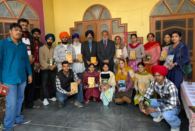 Read more about the article ਪੰਜਾਬੀ ਵਿਭਾਗ ਦੇ ਵਿਦਿਆਰਥੀਆਂ ਨੂੰ ਮਰਹੂਮ ਸਾਹਿਤਕਾਰ ਸ. ਹਰਿੰਦਰ ਸਿੰਘ ਮਹਿਬੂਬ ਪਰਿਵਾਰ ਦੀ ਨਿੱਜੀ ਲਾਇਬ੍ਰੇਰੀ ਦਾ ਵਿਸ਼ੇਸ਼ ਦੌਰਾ ਕਰਵਾਇਆ ਗਿਆ