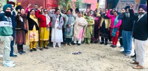 Read more about the article ਬਲਾਕ ਦਸੂਹਾ -1 ਦੇ ਅਧਿਆਪਕਾਂ ਵਲੋਂ FIR ਦੀਆਂ ਕਾਪੀਆਂ ਸਾੜ ਕੇ ਕੇਂਦਰ ਅਤੇ ਦਿੱਲੀ ਸਰਕਾਰ ਖਿਲਾਫ ਕੀਤਾ ਰੋਸ ਪ੍ਰਗਟ