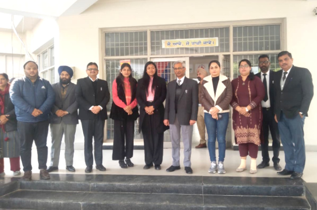 You are currently viewing ਜ਼ਿਲ੍ਹਾ ਅਤੇ ਸੈਸ਼ਨ ਜੱਜ ਰਾਜਿੰਦਰ ਅਗਰਵਾਲ ਨੇ ਨਸ਼ਾ ਛੁਡਾਊ ਤੇ ਮੁੜ ਵਸੇਬਾ ਕੇਂਦਰ ਦਾ ਕੀਤਾ ਦੌਰਾ