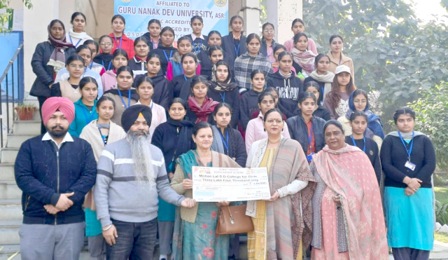 You are currently viewing ਹੜ ਪ੍ਰਭਾਵਿਤ ਪਰਿਵਾਰਾਂ ਦੀ ਧੀਆਂ ਲਈ ਵੱਡਾ ਸਹਾਰਾ — ਡਾ. ਐਸ.ਪੀ. ਸਿੰਘ ਉਬਰਾਏ ਵੱਲੋਂ 3.04 ਲੱਖ ਦੀ ਸਕਾਲਰਸ਼ਿਪ ਰਕਮ ਜਾਰੀ, 76 ਵਿਦਿਆਰਥਣਾਂ ਦੀ ਪੜ੍ਹਾਈ ਬਣੀ ਸੁਗਮ