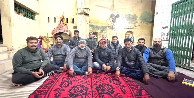 You are currently viewing ਬ੍ਰਾਹਮਣ ਸਮਾਜ ਨੂੰ ਇਕਜੁੱਟ ਕਰਨ ਲਈ ਮੀਟਿੰਗ,ਬਿਨਾਂ ਰਾਜਨੀਤੀ ਸਮਾਜਿਕ ਹਿਤਾਂ ਲਈ ਕੰਮ ਕਰਨ ਦਾ ਨਿਰਣਾ