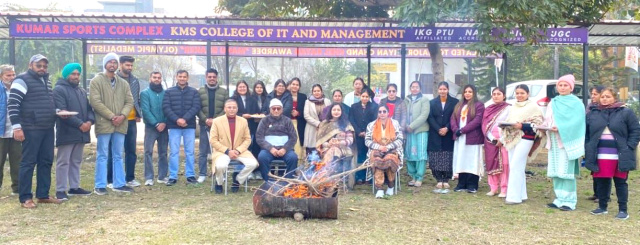 You are currently viewing KMS ਕਾਲਜ ਵਿਖੇ ਲੋਹੜੀ ਦਾ ਤਿਉਹਾਰ ਧੂਮਧਾਮ ਨਾਲ ਮਨਾਇਆ ਗਿਆ- ਪ੍ਰਿੰਸੀਪਲ ਡਾ.ਸ਼ਬਨਮ ਕੌਰ