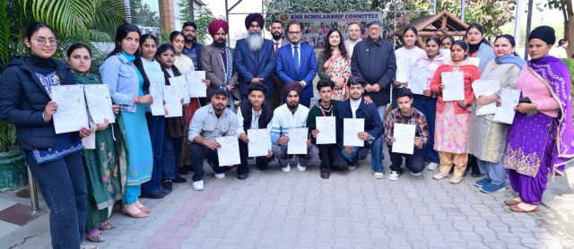 You are currently viewing KMS ਕਾਲਜ ਦੇ ਵਿਦਿਆਰਥੀਆਂ ਨੂੰ ਸਰਟੀਫਿਕੇਟ ਵੰਡੇ – ਪ੍ਰਿੰਸੀਪਲ ਡਾ. ਸ਼ਬਨਮ ਕੌਰ