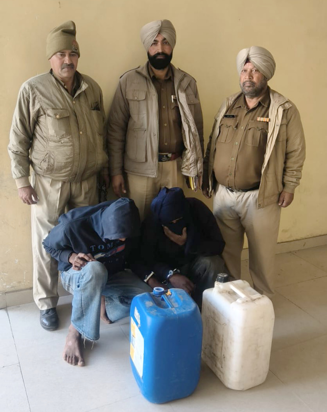 You are currently viewing ਪੁਲਿਸ ਨੇ 60 ਹਜ਼ਾਰ ਐਮ.ਐਲ.ਨਜਾਇਜ਼ ਸ਼ਰਾਬ ਸਮੇਤ ਦੋ ਤਸਕਰ ਕੀਤੇ ਕਾਬੂ