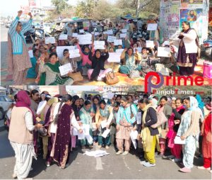 Read more about the article ਝਜਾਰੂ ਆਂਗਣਵਾੜੀ ਵਰਕਰਾਂ / ਹੈਲਪਰਾਂ ਨੇ ਪੇਸ਼ ਕੀਤੇ ਬਜਟ ਦੀਆਂ ਸਾੜੀਆਂ ਕਾਪੀਆਂ