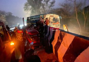 Read more about the article पठानकोट जालंधर राष्ट्रीय मार्ग पर टूरिस्ट बस और ट्रक में भीषण टक्कर, 4 लोग गंभीर जख्मी 