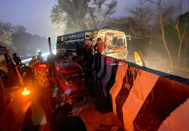 Read more about the article पठानकोट जालंधर राष्ट्रीय मार्ग पर टूरिस्ट बस और ट्रक में भीषण टक्कर, 4 लोग गंभीर जख्मी 