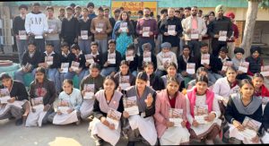 Read more about the article KMS ਕਾਲਜ ਵੱਲੋਂ ਸਰਕਾਰੀ ਸੀਨੀਅਰ ਸੈਕੰਡਰੀ ਸਕੂਲ ਸੱਗਰਾਂ ਦੇ ਵਿਦਿਆਰਥੀਆਂ ਨੂੰ ਕਾਪੀਆਂ ਵੰਡੀਆਂ – ਪ੍ਰਿੰਸੀਪਲ ਡਾ.ਸ਼ਬਨਮ ਕੌਰ