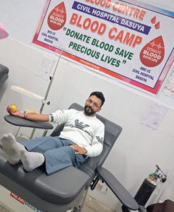 Read more about the article ਫਾਰਮੇਸੀ ਅਫਸਰ ਹਰਪ੍ਰੀਤ ਸਿੰਘ ਨੇ ਜਨਮਦਿਨ ਮੌਕੇ ਕੀਤਾ ਖੂਨਦਾਨ