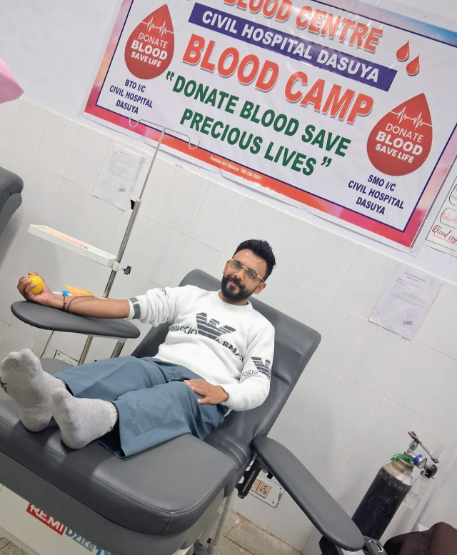 You are currently viewing ਫਾਰਮੇਸੀ ਅਫਸਰ ਹਰਪ੍ਰੀਤ ਸਿੰਘ ਨੇ ਜਨਮਦਿਨ ਮੌਕੇ ਕੀਤਾ ਖੂਨਦਾਨ