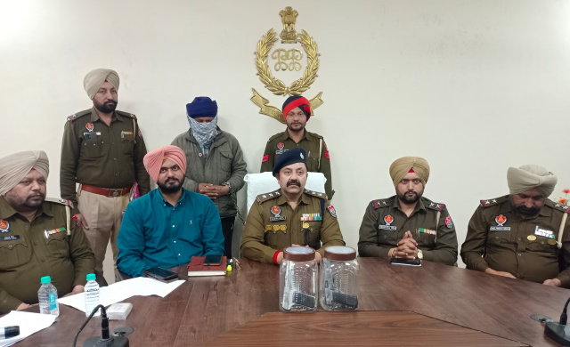 Read more about the article ਪੁਲਿਸ ਵਲੋਂ ਗੈਂਗਸਟਰ ਨੈੱਟਵਰਕ ‘ਤੇ ਵੱਡਾ ਪ੍ਰਹਾਰ, ਗੋਲੀ ਕਾਂਡ ਦੇ ਮੁੱਖ ਦੋਸ਼ੀ ਚੜ੍ਹੇ ਪੁਲਸ ਅੜਿੱਕੇ,ਪਿਸਤੌਲ ਤੇ ਜਿੰਦਾ ਰੌਂਦ ਸਮੇਤ ਦੋ ਸਕੇ ਭਰਾ ਗ੍ਰਿਫ਼ਤਾਰ