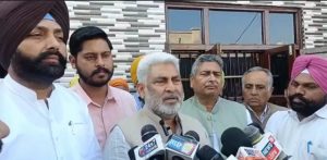 Read more about the article ਸਰਹੱਦੀ ਚੌਂਕੀ ਹਮਲੇ ’ਚ ਸ਼ਹੀਦ ਏਐਸਆਈ ਗੁਰਨਾਮ ਸਿੰਘ ਦੇ ਘਰ ਪੁੱਜੀ ਪੰਜਾਬ ਸਰਕਾਰ – “ਕੁਰਬਾਨੀ ਵਿਅਰਥ ਨਹੀਂ ਜਾਣ ਦੇਵਾਂਗੇ, ਦੋਸ਼ੀਆਂ ਨੂੰ ਮਿਲੇਗੀ ਕੜੀ ਸਜ਼ਾ”  ਬਟਾਲਾ, 28 ਫ਼ਰਵਰੀ — ਭਾਰਤ-ਪਾਕਿਸਤਾਨ ਸਰਹੱਦੀ