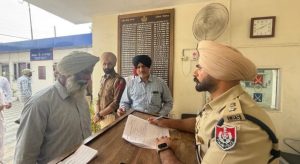 Read more about the article ਲੋਕਾਂ ਦੀਆਂ ਸਮੱਸਿਆਵਾਂ ਦਾ ਤੁਰੰਤ ਨਿਪਟਾਰਾ ਬਟਾਲਾ ਪੁਲਿਸ ਦੀ ਪ੍ਰਾਥਮਿਕਤਾ: ਐਸਐਸਪੀ ਡਾ. ਮਹਿਤਾਬ ਸਿੰਘ ਨੇ ਥਾਣਿਆਂ ਨੂੰ ਸਖ਼ਤ ਹੁਕਮ—ਹਰ ਸੱਚੇ ਵਿਅਕਤੀ ਨੂੰ ਮਿਲੇ ਇਨਸਾਫ਼, ਨਸ਼ਾ ਤਸਕਰਾਂ ਖ਼ਿਲਾਫ਼ ਕਾਰਵਾਈ ਜਾਰੀ