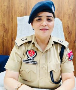 Read more about the article ਅਰਜੁਨ ਐਵਾਰਡ ਵਿਜੇਤਾ ਮੈਡਮ ਖੁਸ਼ਬੀਰ ਕੌਰ ਨੇ ਐਸ.ਪੀ ਹੈਡਕਵਾਟਰ ਬਟਾਲਾ ਵਜੋਂ ਚਾਰਜ ਸੰਭਾਲਿਆ 