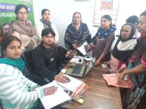 Read more about the article दसूहा के गांव जलोटा में मुख्यमंत्री सेहत बीमा योजना तहत बनाए गए कार्ड