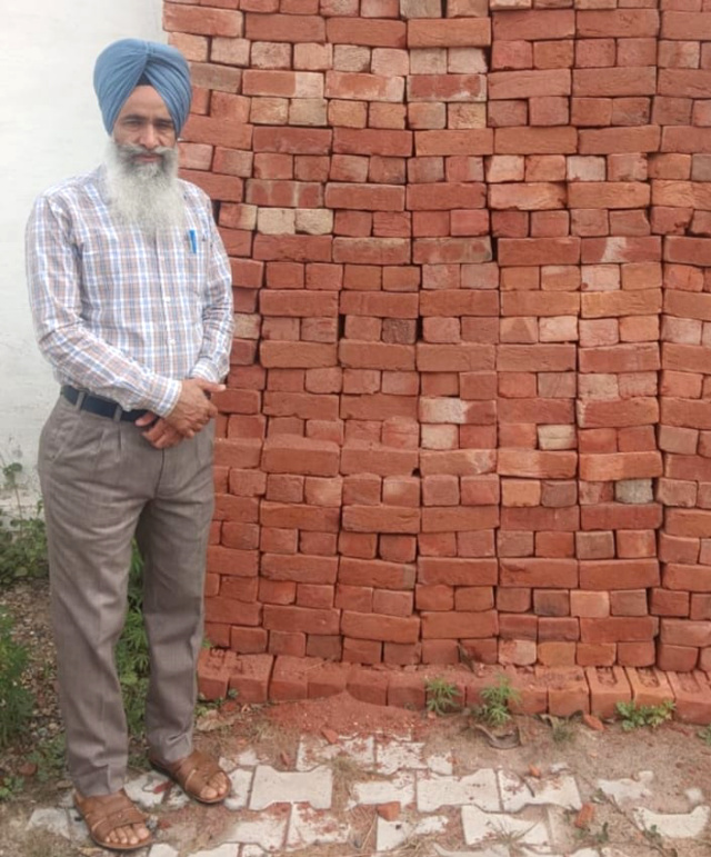 Read more about the article ਜੂਨੀਅਰ ਸਹਾਇਕ ਸ. ਰਛਪਾਲ ਸਿੰਘ ਨੇ ਢਿੱਠੀ ਕੰਧ ਦੀ ਮੁੜ ਉਸਾਰੀ ਲਈ ਇੱਟਾਂ ਦੀ ਸੇਵਾ ਦਾ ਯੋਗਦਾਨ ਪਾਇਆ