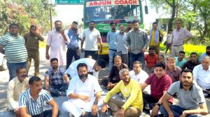 Read more about the article ਹਿਮਾਚਲ ਦੇ ਐਂਟਰੀ ਟੈਕਸ ਖਿਲਾਫ ਟੈਰੇਸ ਬੈਰੀਅਰ ਉੱਤੇ ਧਰਨਾ ਲਗਾ ਕੇ ਆਵਾਜਾਈ ਠੱਪ ਕੀਤੀ