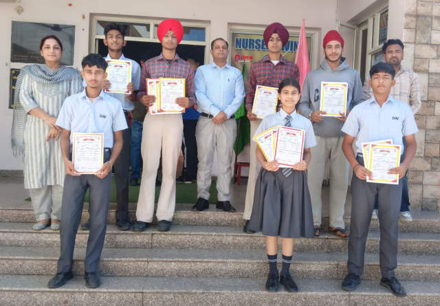 You are currently viewing ਡੀਏਵੀ ਪਬਲਿਕ ਸਕੂਲ ਗੜਦੀਵਾਲਾ ਦੇ ਵਿਦਿਆਰਥੀਆਂ ਵੱਲੋਂ ਖੇਡਾਂ ਵਿੱਚ ਸ਼ਾਨਦਾਰ ਪ੍ਰਦਰਸ਼ਨ,ਪ੍ਰਿੰਸੀਪਲ ਵੱਲੋਂ ਸਨਮਾਨਿਤ