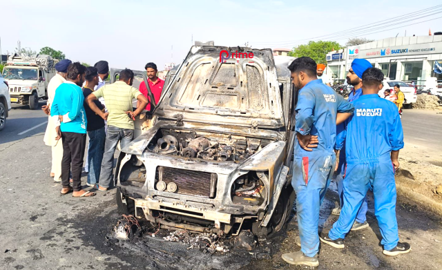 You are currently viewing शार्ट सर्किट होने कारण चलती कार में लगी आग,कार जलकर हुई राख