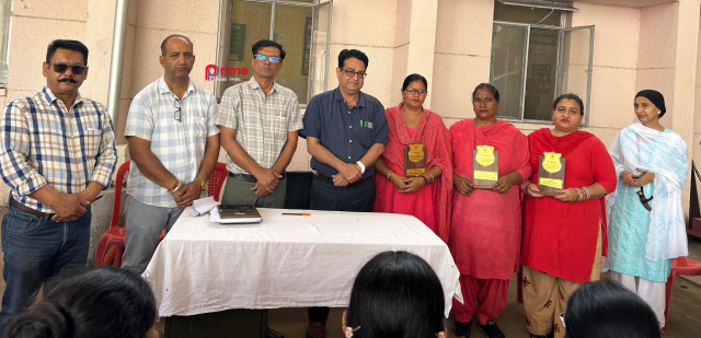 You are currently viewing ਆਸ਼ਾ ਵਰਕਰਾਂ ਸਿਹਤ ਵਿਭਾਗ ਦੀ ਰੀੜ੍ਹ ਦੀ ਹੱਡੀ ਹੈ : ਡਾ.ਸੁਦੇਸ਼ ਰਾਜਨ