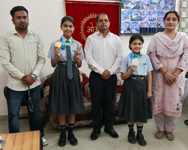 You are currently viewing DAV ਪਬਲਿਕ ਸਕੂਲ ਦੀਆਂ ਵਿਦਿਆਰਥਣਾਂ ਪਾਰੀਕਾ ਸ਼ਰਮਾ ਅਤੇ ਯਸ਼ਮਿਤਾ ਵਲੋਂ ਤਾਈਕਵਾਡ ‘ਚ ਸ਼ਾਨਦਾਰ ਪ੍ਰਦਰਸ਼ਨ 