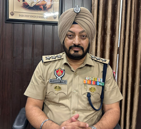 You are currently viewing ਨਾਕਾਬੰਦੀ ਦੌਰਾਨ ਗੱਡੀ ਵਿੱਚੋਂ ਤੇਜ਼ਧਾਰ ਹਥਿਆਰ ਬਰਾਮਦ, ਕਾਲੇ ਸ਼ੀਸ਼ਿਆਂ ਤੇ ਅਵੈਧ ਜਾਲੀਆਂ ’ਤੇ ਵੀ ਕਾਰਵਾਈ