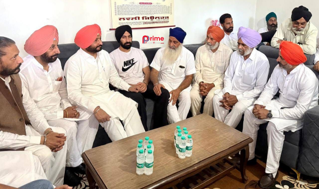 You are currently viewing ਸ਼ਹੀਦ ਏਐਸਆਈ ਜੋਗਾ ਸਿੰਘ ਦੇ ਪਰਿਵਾਰ ਨਾਲ ਬੀਜੇਪੀ ਆਗੂਆਂ ਨੇ ਕੀਤਾ ਦੁੱਖ ਸਾਂਝਾ
