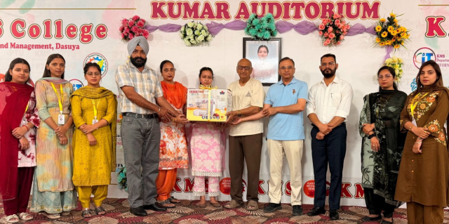 You are currently viewing “ਡਾ. ਸ਼ਬਨਮ ਕੌਰ ਮੈਮੋਰੀਅਲ ਐਕਸੀਲੈਂਸ ਅਵਾਰਡ” ਨਾਲ ਫੈਸ਼ਨ ਡਿਜ਼ਾਇਨਿੰਗ ਵਿਭਾਗ ਦੀ ਵਿਦਿਆਰਥਣ ਜਸਦੀਪ ਕੌਰ ਸਨਮਾਨਿਤ, ਸਿਲਾਈ ਮਸ਼ੀਨ ਭੇਂਟ – ਪ੍ਰਿੰਸੀਪਲ ਡਾ. ਮਾਨਵ ਸੈਣੀ