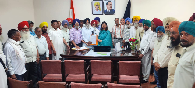 You are currently viewing ਪੰਜਾਬ ਗੌਰਮਿੰਟ ਪੈਨਸ਼ਨਰਜ਼ ਜੁਆਇੰਟ ਫਰੰਟ ਵੱਲੋਂ ਪੈਨਸ਼ਨਰਾਂ ਦੀਆਂ ਲਟਕਦੀਆਂ ਮੰਗਾਂ ਸਬੰਧੀ ਸੌਂਪਿਆ ਗਿਆ ਮੰਗ ਪੱਤਰ