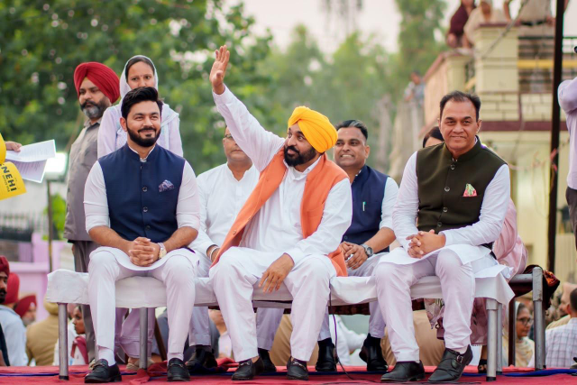 You are currently viewing ਰਵਾਇਤੀ ਸਿਆਸੀ ਪਾਰਟੀਆਂ ਮੈਨੂੰ ਬਦਨਾਮ ਕਰਨ ਲਈ ਧਰਮ ਦੀ ਦੁਰਵਰਤੋਂ ਕਰ ਰਹੀਆਂ ਹਨ, ਉਹ ਇਸ ਗੱਲ ਨੂੰ ਹਜ਼ਮ ਨਹੀਂ ਕਰ ਪਾ ਰਹੀਆਂ ਕਿ ਤੁਹਾਡਾ ਪੁੱਤਰ ਪੰਜਾਬ ਵਿੱਚ ਇਮਾਨਦਾਰੀ ਨਾਲ ਸਰਕਾਰ ਚਲਾ ਰਿਹਾ ਹੈ: ਮੁੱਖ ਮੰਤਰੀ ਭਗਵੰਤ ਸਿੰਘ ਮਾਨ
