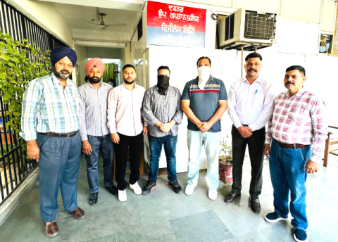 You are currently viewing ਇੰਸਪੈਕਟਰ 70 ਹਜ਼ਾਰ ਤੇ ਆਡੀਟਰ 50 ਹਜਾਰ ਰੁਪਏ ਰਿਸ਼ਵਤ ਲੈਂਦੇ ਵਿਜੀਲੈਂਸ ਬਿਊਰੋ ਵੱਲੋਂ ਕਾਬੂ