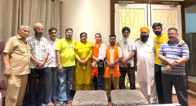 You are currently viewing ਨਿਊ ਜਾਗਦੀ ਜ਼ਮੀਰ ਪ੍ਰੈੱਸ ਐਸੋਸੀਏਸ਼ਨ ਨੂੰ ਮਿਲਿਆ ਨਵਾਂ ਮਜ਼ਬੂਤ ਸਾਥ, ਕਰਮਜੀਤ ਜੰਬਾ ਤੇ ਮੈਡਮ ਅਮਨਦੀਪ ਦਾ ਸਨਮਾਨ ਸਹਿਤ ਸਵਾਗਤ