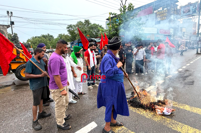 विद्यार्थियों पर हुए लाठीचार्ज के विरोध में जत्थेबंदी ने हाजीपुर चौक में पुतला फूंक किया रोष प्रदर्शन
