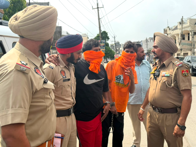 You are currently viewing ਔਰਤ ਦੇ ਕੰਨਾਂ ਵਿਚੋਂ ਸੋਨੇ ਦੇ ਟਾਪਸ ਖੋਹਣ ਵਾਲੇ ਦੋ ਲੁਟੇਰੇ ਕਾਬੂ