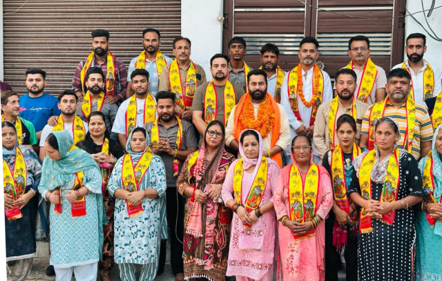 “ਮਥੁਰਾ ਦੀ ਪਾਵਨ ਜਨਮਭੂਮੀ ’ਤੇ ਭਵਿਆ ਸ੍ਰੀ ਕ੍ਰਿਸ਼ਨ ਮੰਦਰ ਬਣੇ” ਦੀ ਗੂੰਜ ਬਟਾਲਾ ਤੱਕ; ਬੂਆ ਦਾਤੀ ਮੰਦਰ ਵਿਖੇ ਭਗਤਾਂ ਨੇ ਲਿਆ ਧਰਮ ਸੇਵਾ ਤੇ ਸਮਰਥਨ ਦਾ ਸੰਕਲਪ
