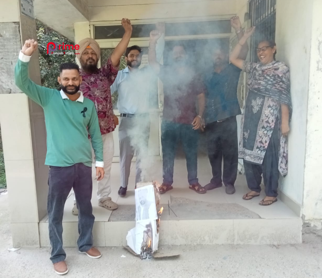 ਦਸੂਹਾ ਦੇ ਫਰਦ ਕੇਂਦਰ ਵਿਖੇ ਕੰਪਿਊਟਰ ਆਪਰੇਟਰਾਂ ਵੱਲੋਂ ਆਰਥੀ ਫੂਕ ਮੁਜਾਰਾ ਕਰਕੇ ਸਰਕਾਰ ਖਿਲਾਫ ਕੀਤੀ ਗਈ ਨਾਰੇਬਾਜ਼ੀ