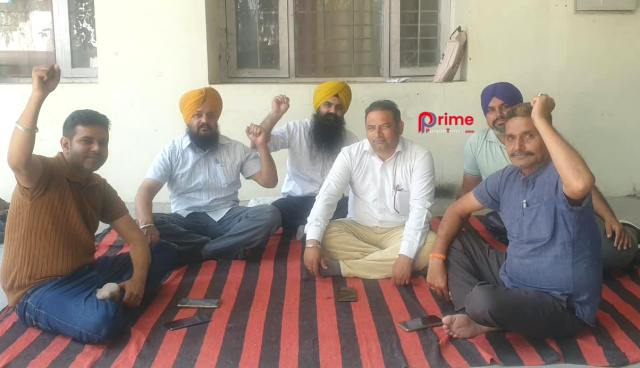 You are currently viewing ਬਲਾਕ ਭੁੰਗਾ ਵਿਖੇ ਪੰਚਾਇਤ ਸਕੱਤਰਾਂ ਨੇ ਤਨਖਾਹ ਨਾ ਮਿਲਣ ਕਰਕੇ ਦਿੱਤਾ ਧਰਨਾ