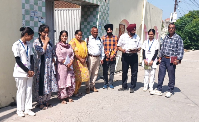*ਸੀਨੀਅਰ ਮੈਡੀਕਲ ਅਫਸਰ ਡਾ.ਮਨਮੋਹਨ ਸਿੰਘ ਵੱਲੋਂ ਡੇਂਗੂ ਸਰਵੇ ਕਰ ਰਹੀਆਂ ਟੀਮਾਂ ਦਾ ਲਿਆ ਜਾਇਜ਼ਾ*