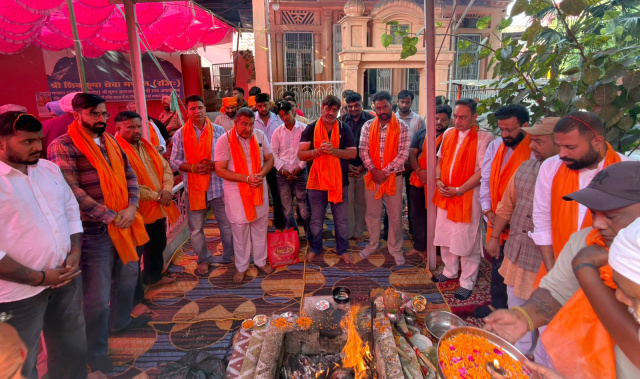 You are currently viewing ਫਿਰੌਤੀ ਕਾਲਾਂ ਤੇ ਗੋਲੀਬਾਰੀ ਦੀਆਂ ਘਟਨਾਵਾਂ ਨੇ ਬਟਾਲਾ ਵਾਸੀਆਂ ਦੀ ਵਧਾਈ ਚਿੰਤਾ, ਸ਼ਹਿਰ ਦੀ ਅਮਨ-ਸ਼ਾਂਤੀ ਲਈ ਬੋਹੜੀ ਮੰਦਰ ਵਿਖੇ ਹਵਨ ਯੱਗ